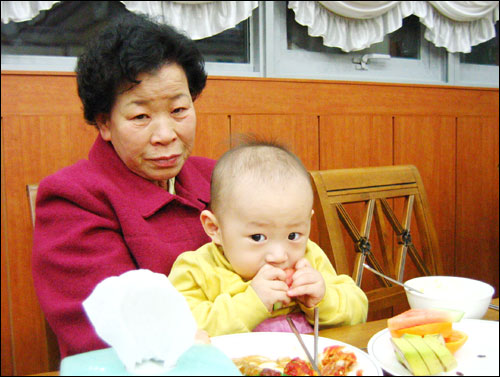 할머니 품에 안기자 찬호는 울음을 그쳤다. 